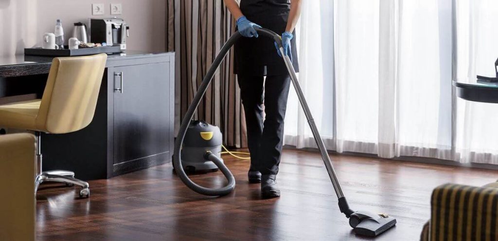 deep cleaning hotel rooms