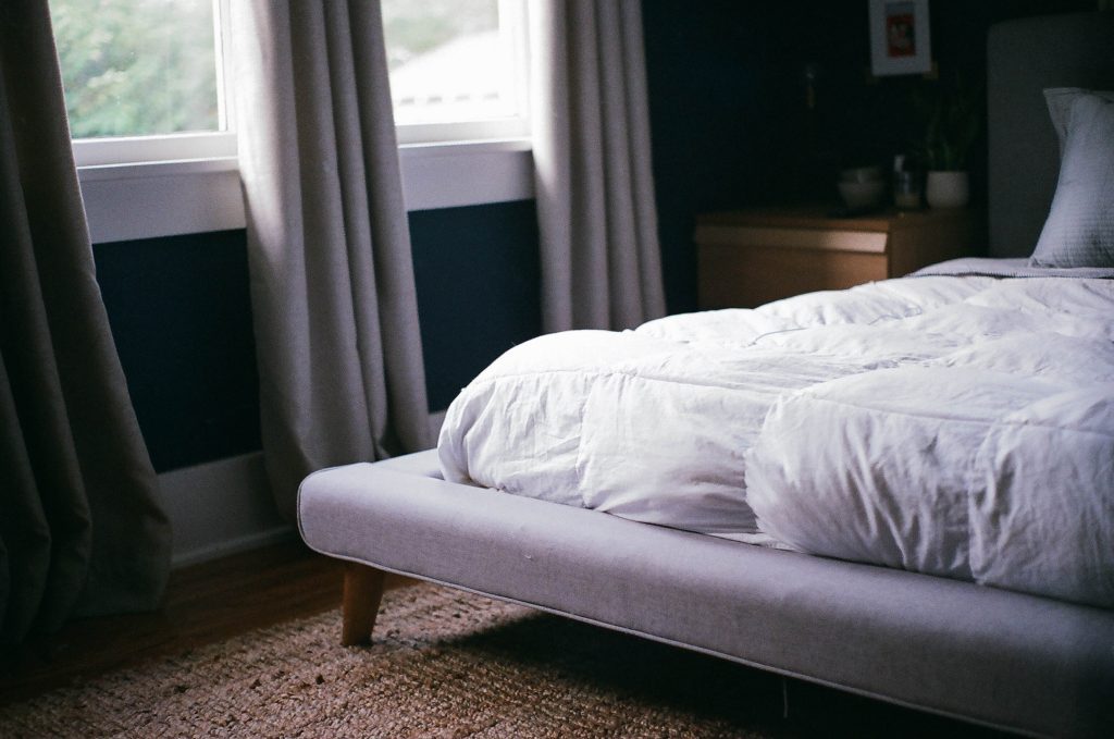 deep cleaning hotel room bed pillow covers cases mattress tips hacks checklist guide